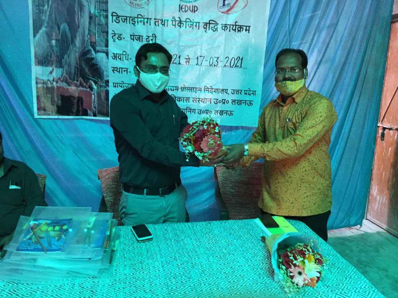 कार्यक्रम का उदघाटन  सीतापुर के उपायुक्त उधोग श्री आशीष गुप्ता जी और संस्था अध्यक्ष मनोज आनंद के द्वरा किया गया 