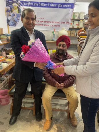उपायुक्त उद्योग बुलंदशहर  के  माननीय श्री योगेश कुमार  जी का  पहल  द बिगिनिग के आरुशी मोंगा द्वारा पुष्पगुच्छ से स्वागत किया गया