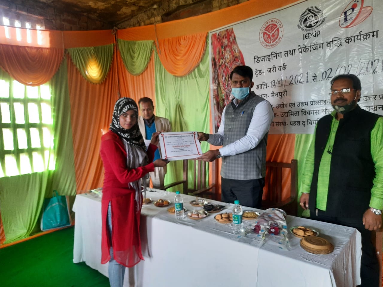 प्रमाण पत्र का वितरण उपायुक्त उद्योग  श्री मो० साऊद  जी  और संस्था के अध्यक्ष मनोज आनंद जी के  द्वारा किया गया