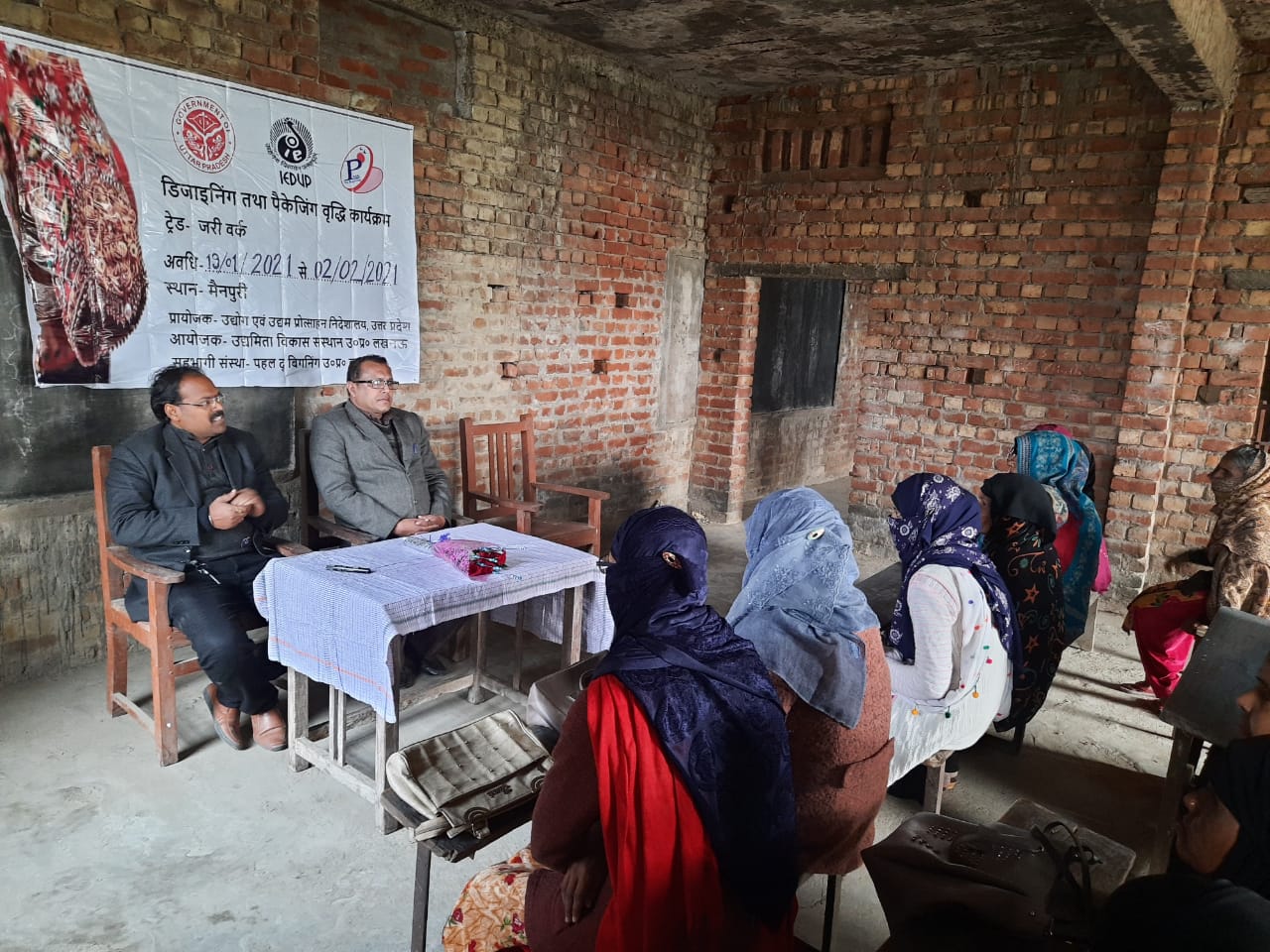 कार्यक्रम का उदघाटन उपायुक्त उद्योग कार्यालय के श्री धर्मेन्द्र  जी  और संस्था के अध्यक्ष मनोज आनंद जी के  द्वारा किया गया 