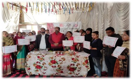 संस्था के अध्यक्ष मनोज के आनन्द जी के द्वारा  हस्तशिल्पी प्रतिभागियों को प्रमाणपत्र का वितरण किया गया  