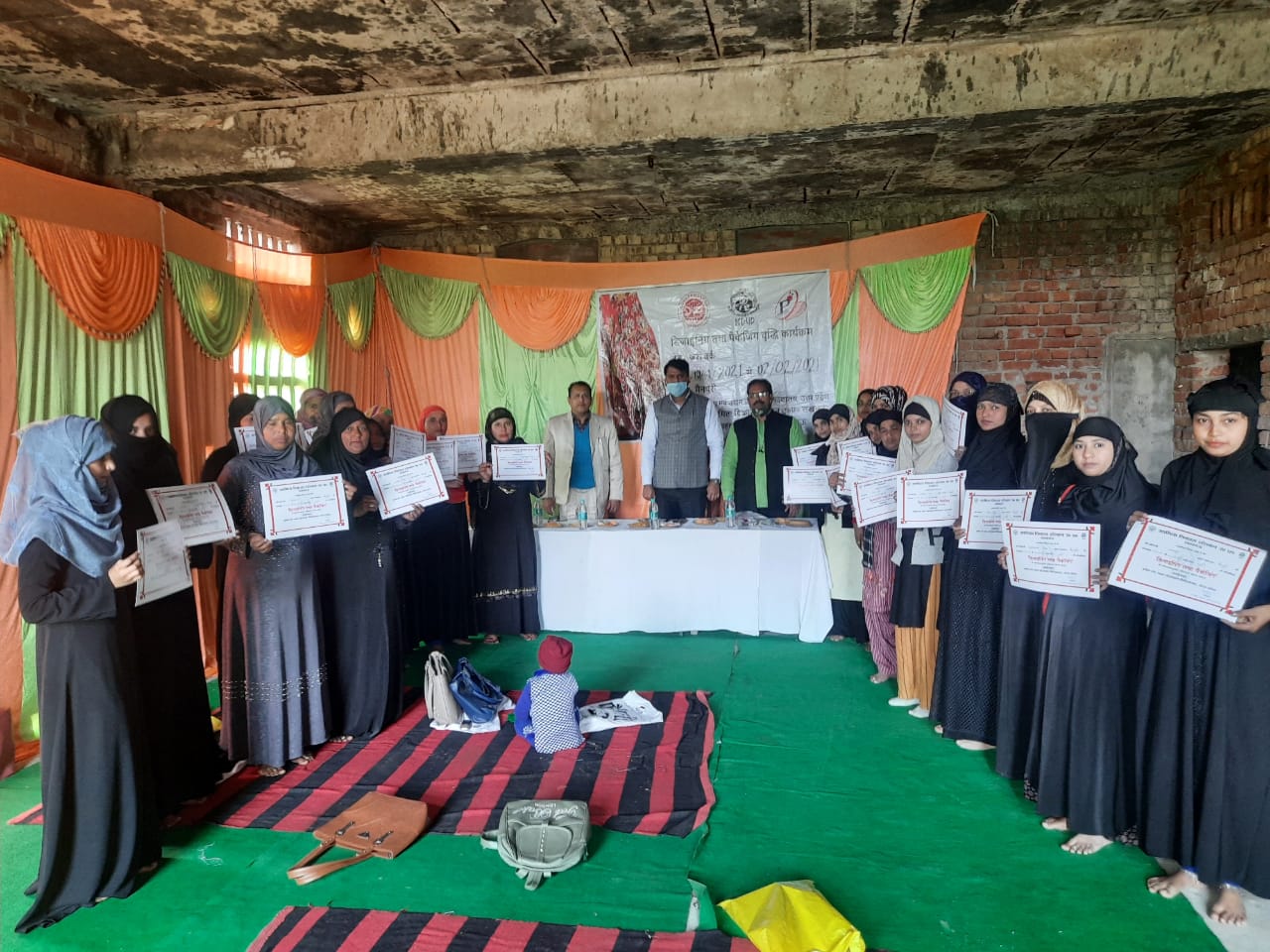 प्रमाण पत्र का वितरण उपायुक्त उद्योग  श्री मो० साऊद  जी  और संस्था के अध्यक्ष मनोज आनंद जी के  द्वारा किया गया 