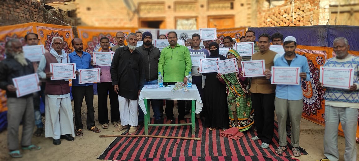 हस्तशिल्पी प्रतिभागियों को प्रमाणपत्र का वितरण 