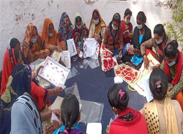 ज़री की बारीकियो को बताते हुए 