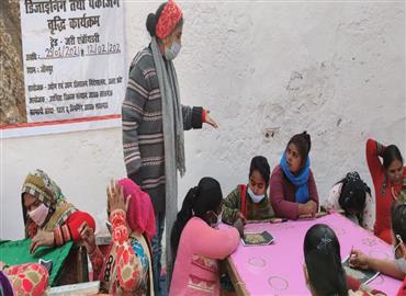 ज़री की बारीकियो को बताते हुए 