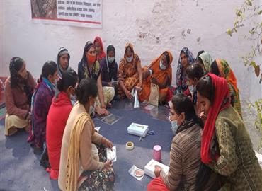 ज़री की बारीकियो को बताते हुए 