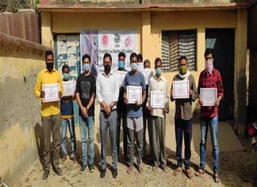   सीतापुर के उपायुक्त उधोग श्री आशीष गुप्ता जी के द्वारा प्रमाण पत्र का वितरण  किया गया 