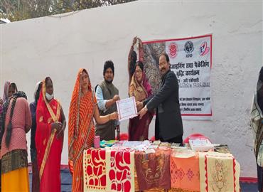 प्रमाण पत्र का वितरण डा० अंजू सिंह और मनोज के आनन्द जी के द्वारा किया गया 